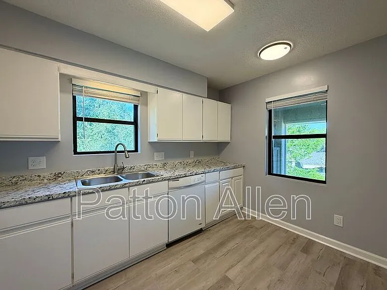 2406 Abbey Cir — Photo 5
