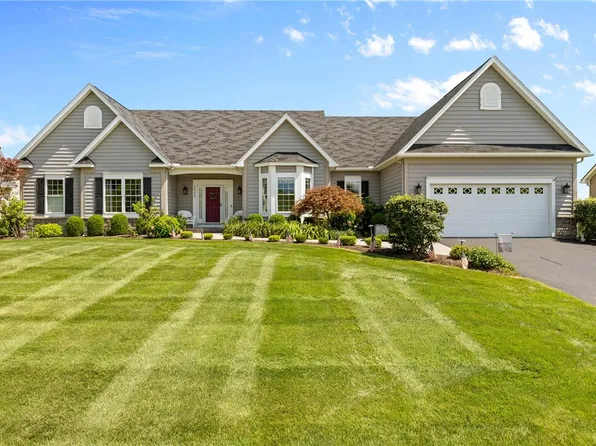 3953 Acorn Hill Dr, Canandaigua, NY 14424