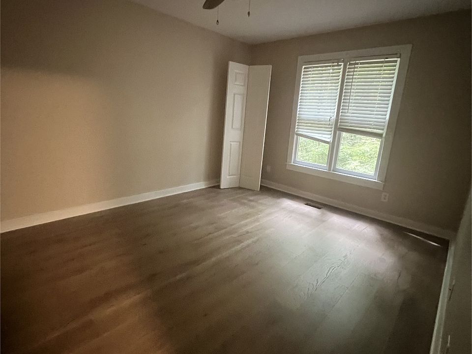 Master bedroom - Greenway view from window.