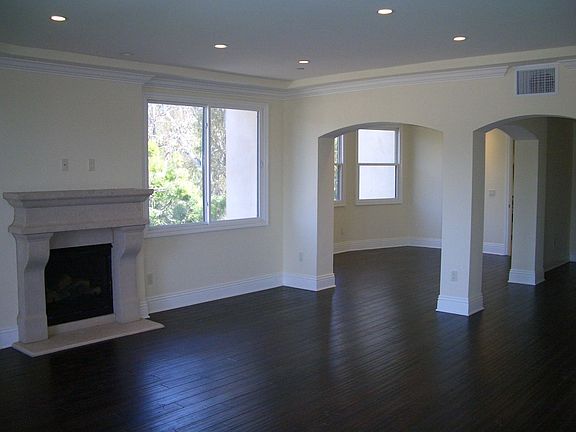 5th image of 400 S Barrington Ave APT 202
