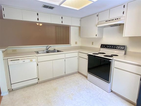 3rd image of 1125 Montrose Pl