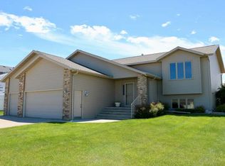 925 Mustang Dr, Bismarck, ND 58503