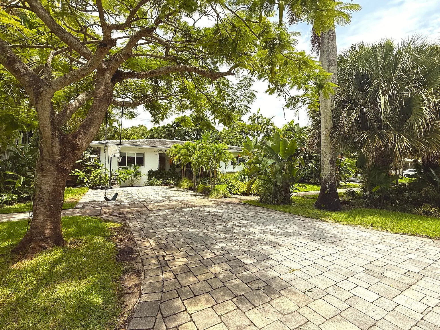 3 bed, 3.0 bath, 1945 sqft, $9,250 — Photo 1
