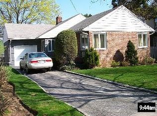21 Oakley Pl, Great Neck, NY 11020