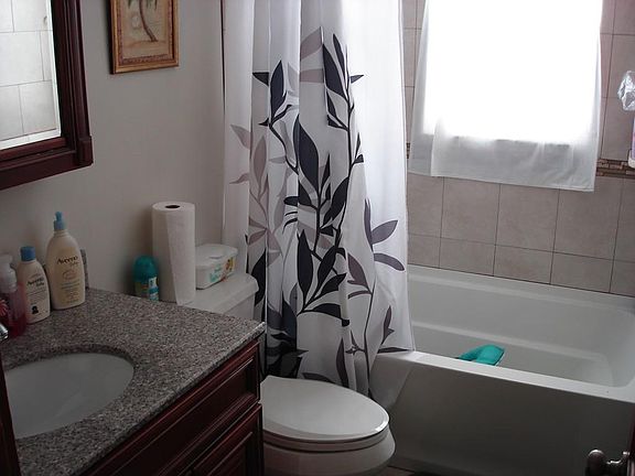 4th image of 210 Essex St