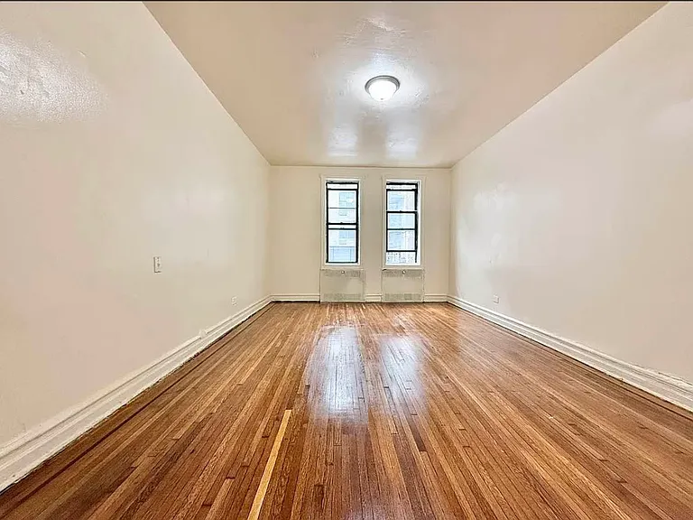 145 E 18th St #1 — Photo 8