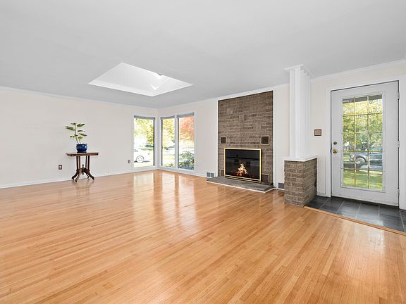 3rd image of 326 Cadman Dr
