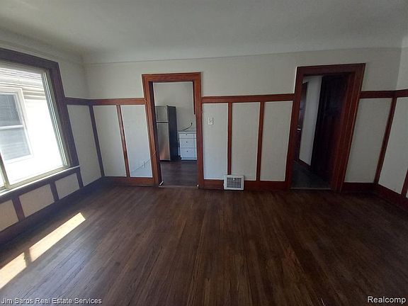 3rd image of 1463 Beaconsfield Ave #1S
