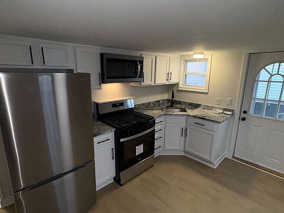 3rd image of 106 Railroad Ave #6