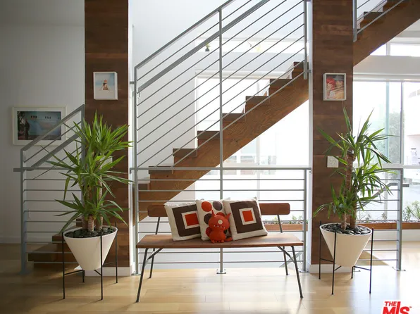 1211 N Garbo Ln, Los Angeles, CA 90038