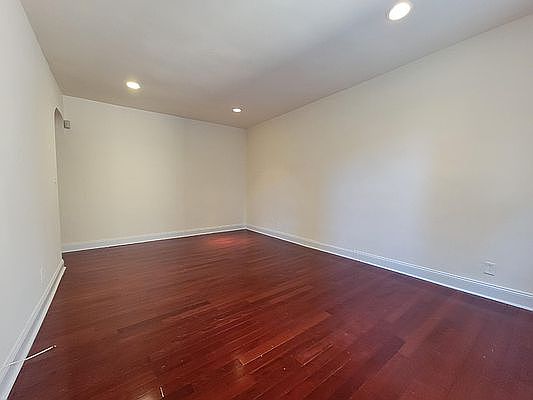 2nd image of 150 W 21st St #6T
