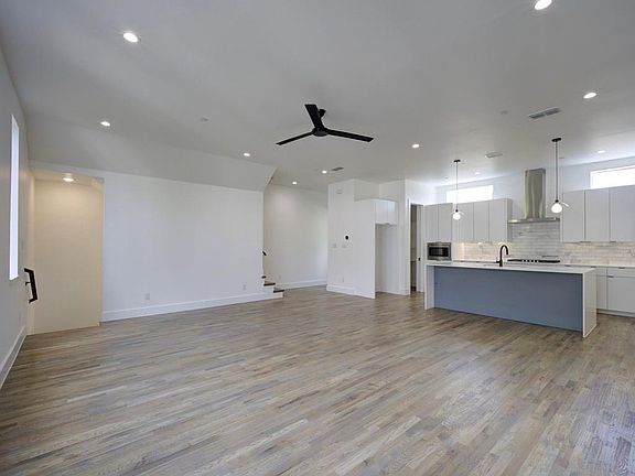 5th image of 2915 Lucas Dr #104