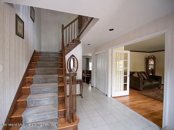 4th image of 542 Rockaway St