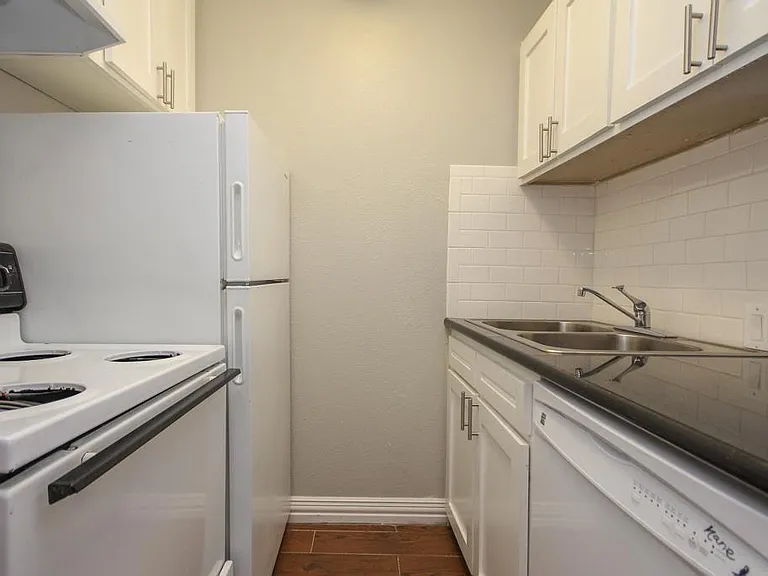2011 Marshall St #18 — Photo 10
