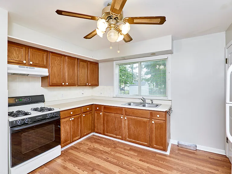 11042 Florence Ave — Photo 14