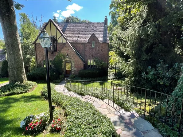 1080 Woodberry Rd, New Kensington, PA 15068