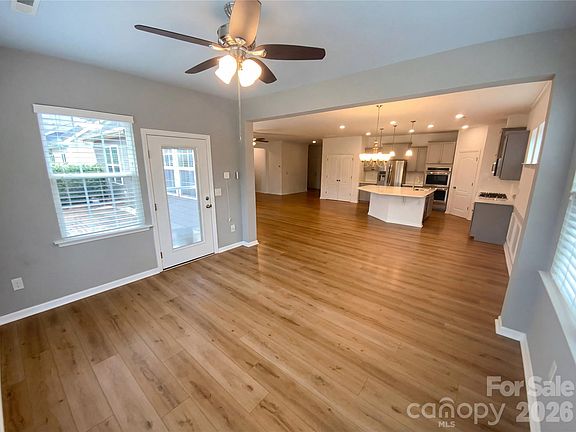 5th image of 200 Sweet Briar Dr