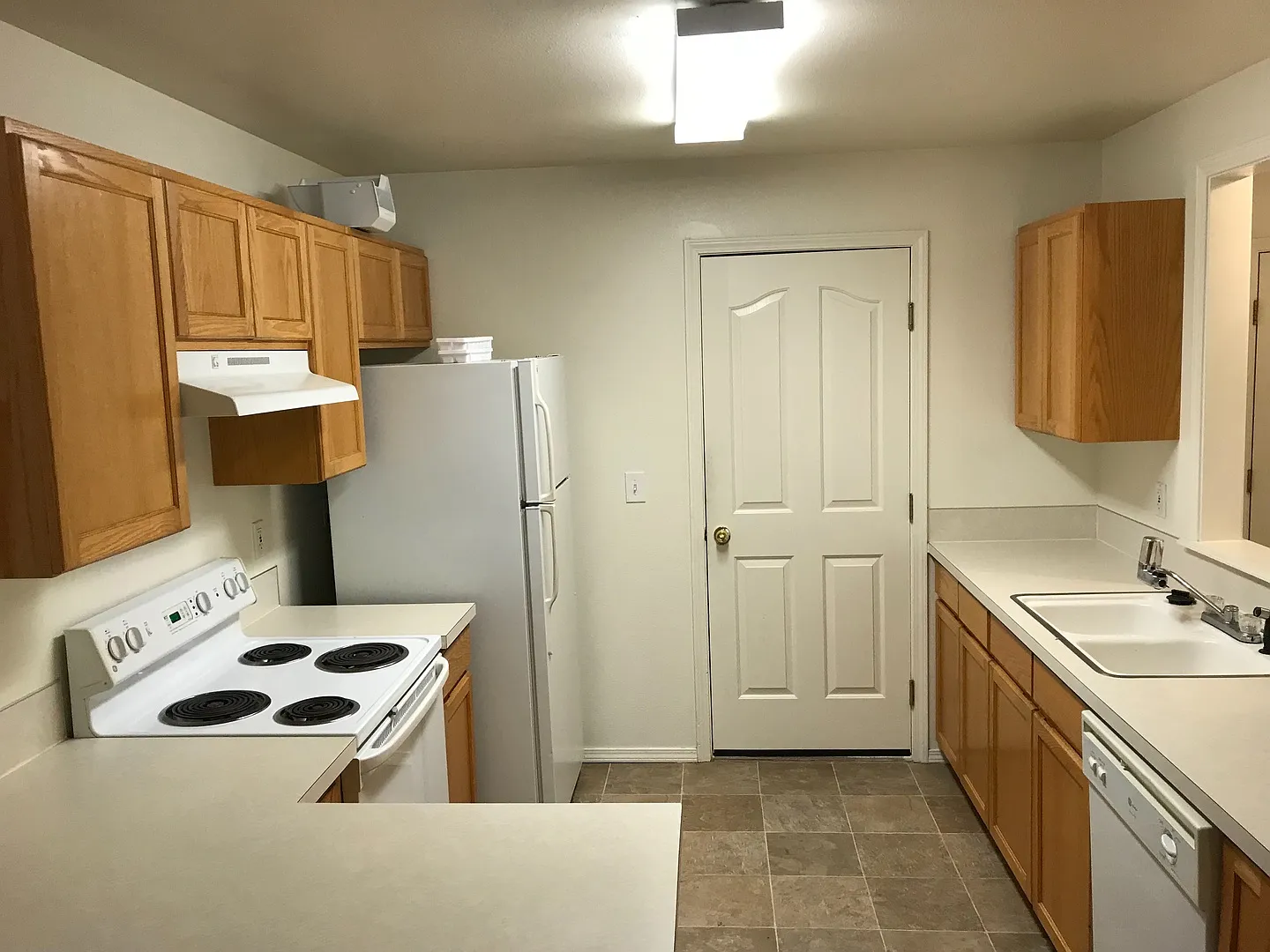 1 car garage with 2 bedroom and 1.5 bathrooms, this townhome will not last long — Photo 4