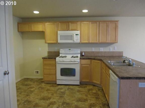 2nd image of 16318 NE 70th Cir