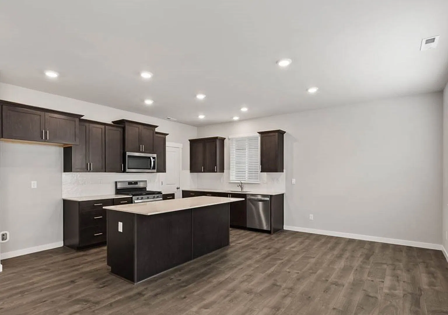 Fully Air Conditioned Almost New 4 Bedroom 2.5 house in Puyallup!! — Photo 3