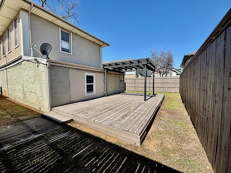 1910 N Carroll Ave — Photo 21