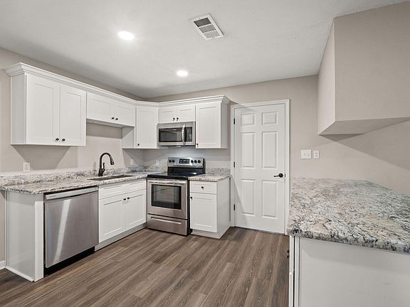 5th image of 904 W 5th St