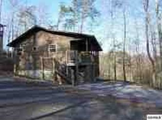 516 Parton Dr, Gatlinburg, TN 37738