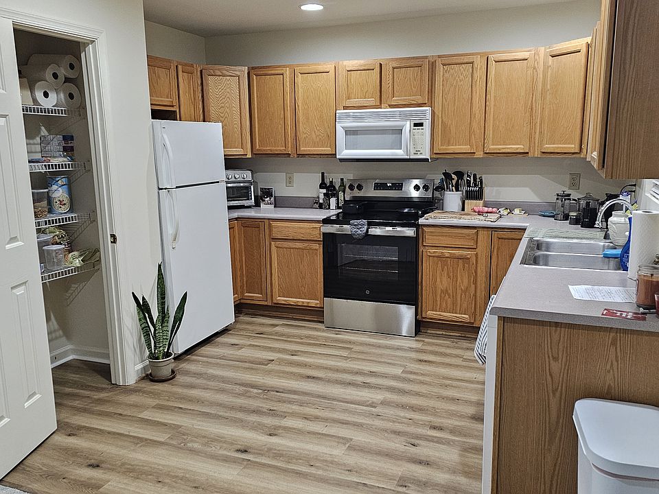 1st image of 105 Greenwich Ct