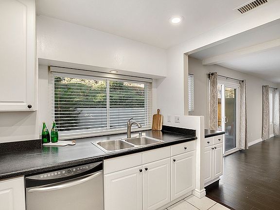 2nd image of 802 Glenwood Way