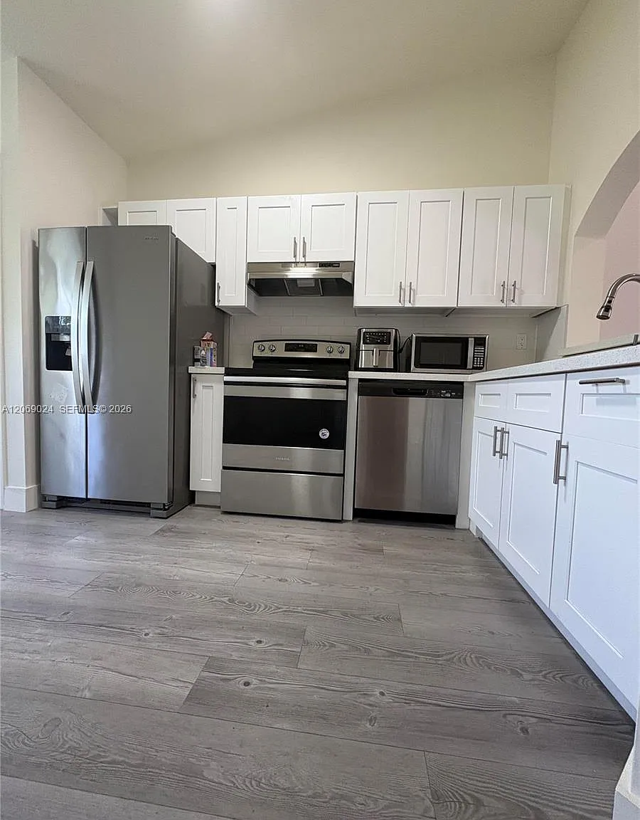 Venetia Gardens Condo — Photo 4