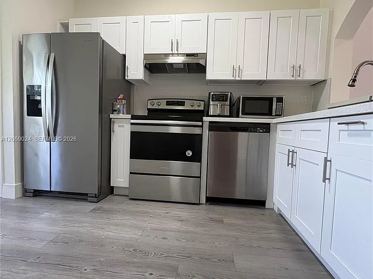 1260 SE 27th St #204 — Photo 4