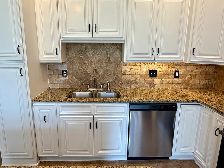 633 Dunrobin Ln — Photo 9