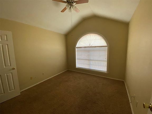 5th image of 1725 Red Oak Cir