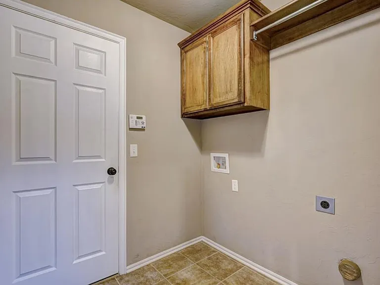 655 SW 37th St — Photo 16