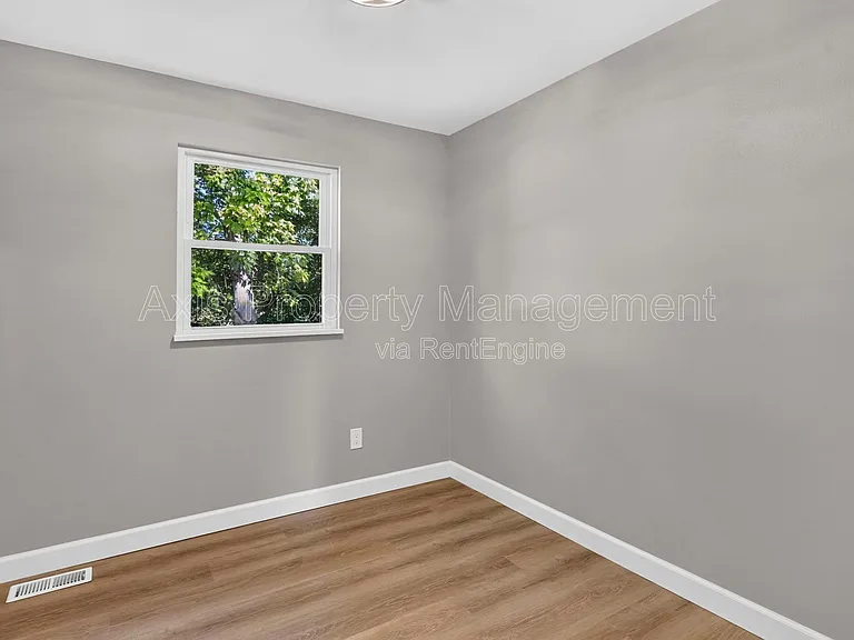 2209 Campus Dr — Photo 10