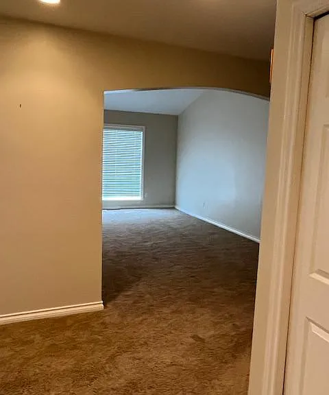 930 Robins Pl — Photo 4