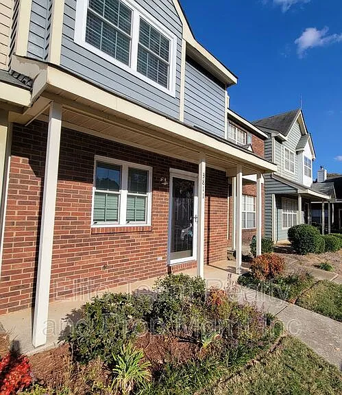 3811 Mosscroft Ln — Photo 2