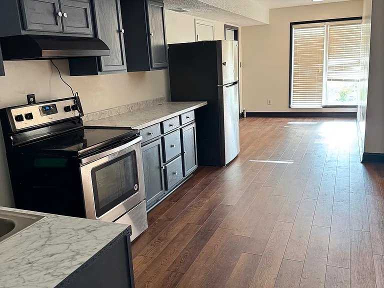 1870 Hart St #8 — Photo 1