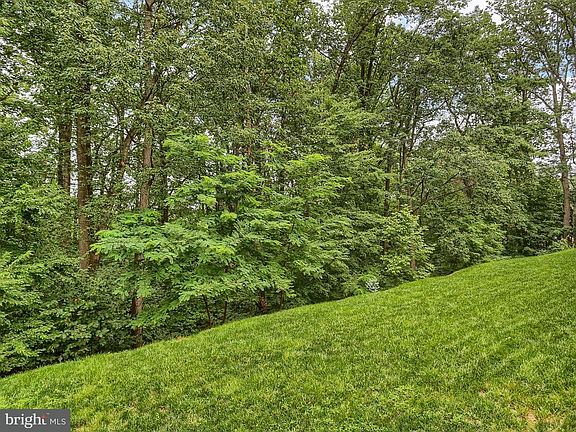 5th image of 302 Deer Path Dr