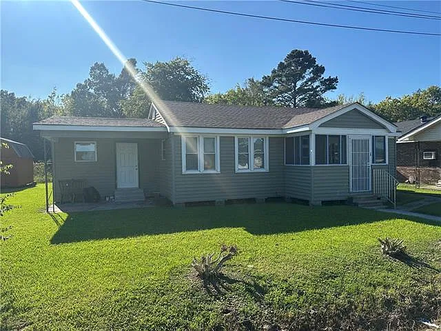 3 bed, 1.0 bath, 1700 sqft, $1,500 — Photo 2