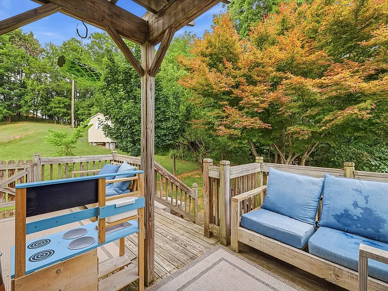 209 Greenwood Rd — Photo 18