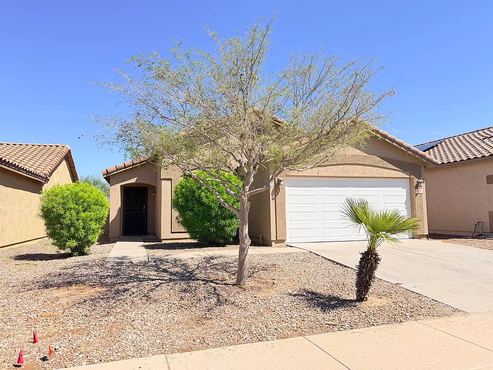 652 W Kingman Loop