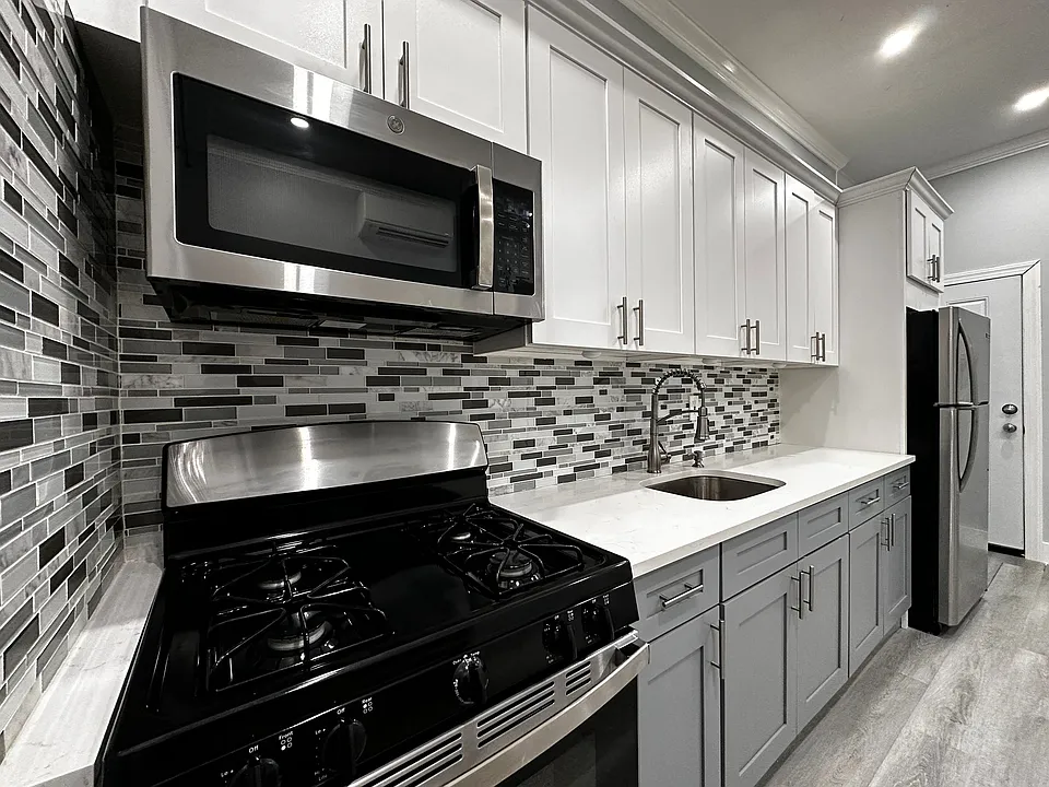 5516-18 Hudson Ave #R2