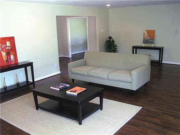 Open floor plan to dinning room 