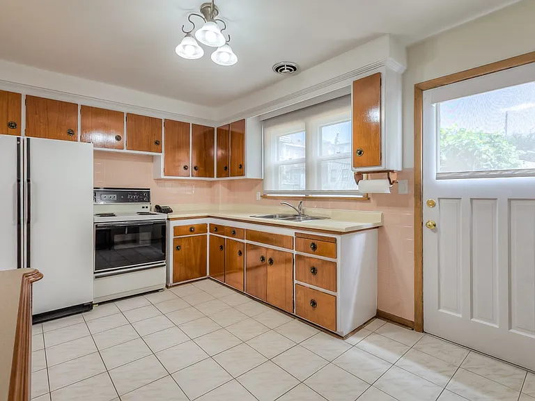 85 Greenlaw Ave — Photo 8