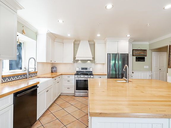 5th image of 4346 Capilano Rd