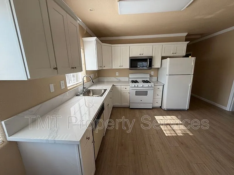 3 bed, 1.0 bath, 1100 sqft, $2,000 — Photo 2