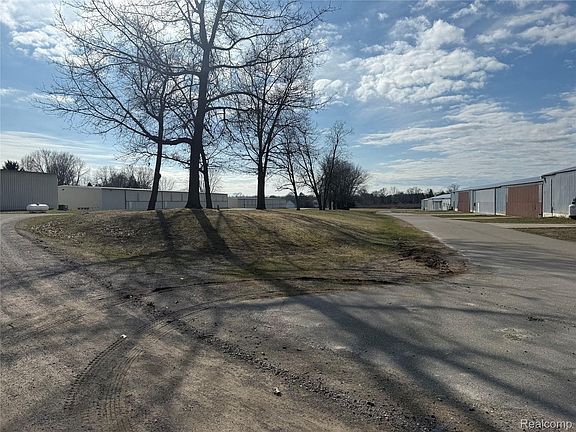 3rd image of 2096 Hunter Rd