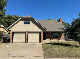 1112 S English Dr, Moore, OK 73160