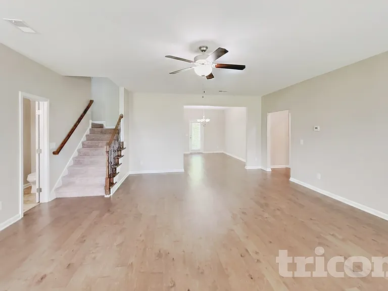 925 Beverly Ct — Photo 2